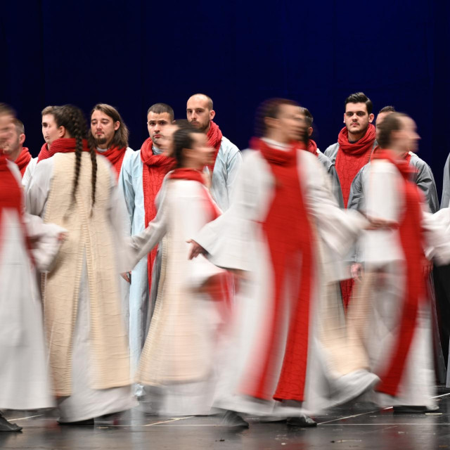 Da je skladatelj Domitrović otišao u pete razrede bilo koje prigradske škole i dao đacima da sroče sastavke o Tomislavu - kladim se da bi našao više suvisle literature nego što je dobio od Gavrana