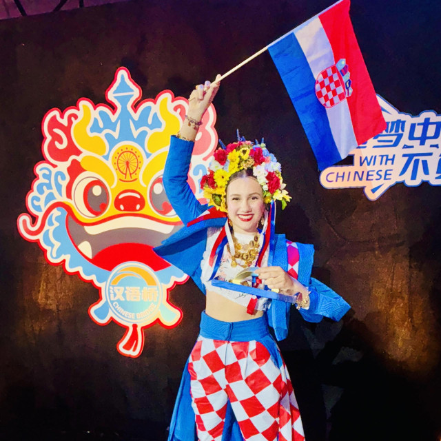Ema Dujmović na natjecanju iz kineskog