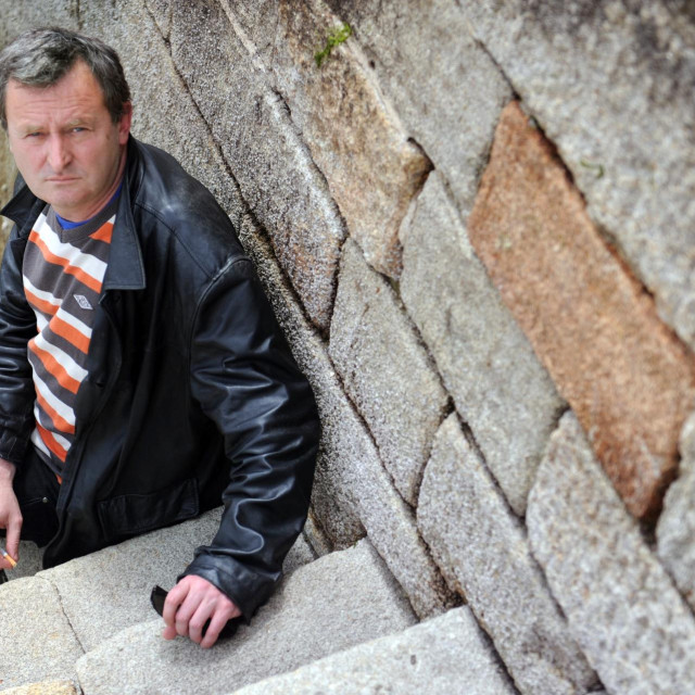 TO GO WITH AFP STORY BY PHILIPPE SCHWAB
Bosnian writer Velibor Colic, author of ”Sarajevo omnibus”, poses on June 6, 2012 in Douarnenez, Finistere, Brittany, western France.,Image: 131144691, License: Rights-managed, Restrictions:, Model Release: no, Credit line: Fred TANNEAU/AFP/Profimedia