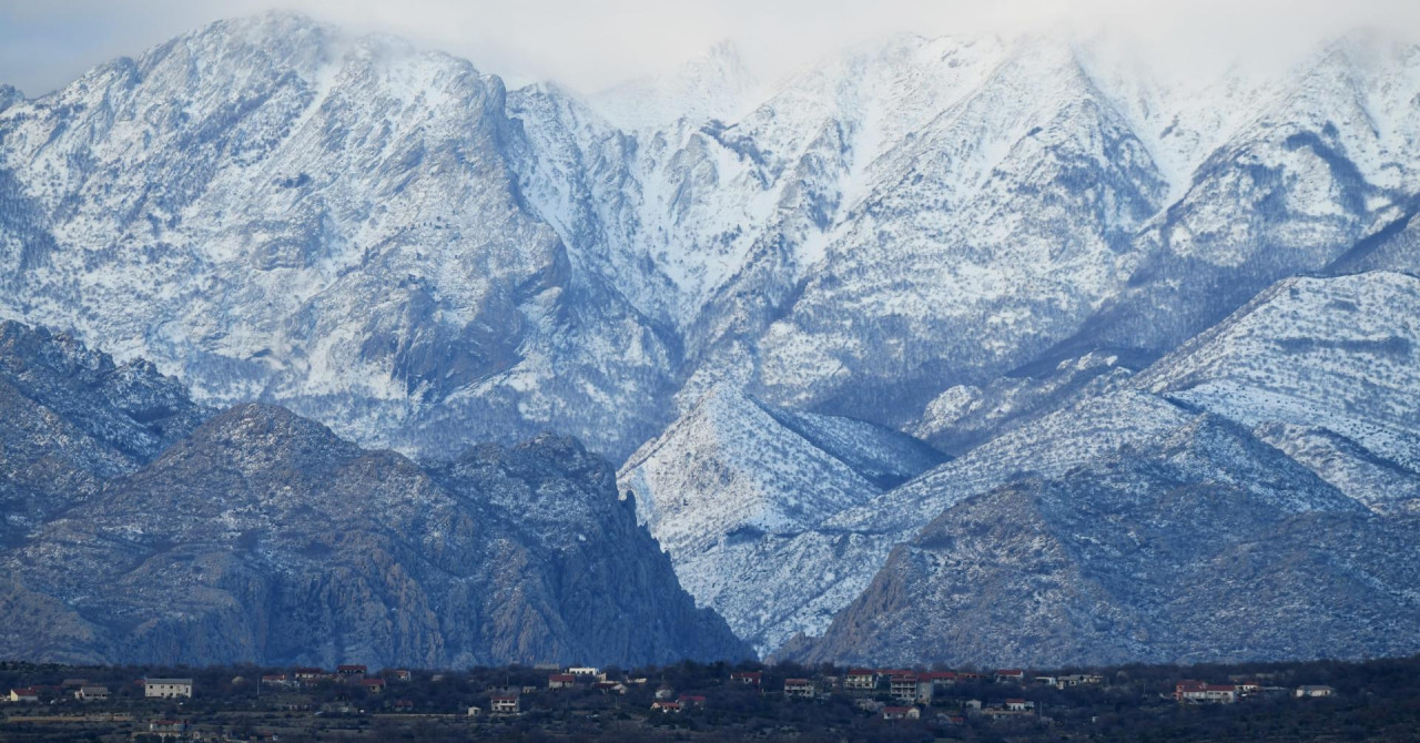 Snijeg zasuo Velebit, orkanska bura tuče Jadran udarima do 185 km/h, uskoro novi preokret