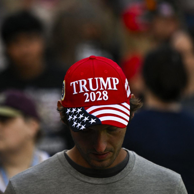 Trumpove pristaše s ”Trump 2028” kapom 