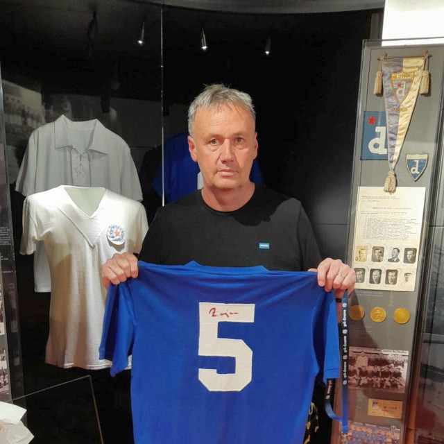 Legendarna Dinamova ‘petica‘ Velimira Zajeca iz sezone 1981./82. u rukama kolekcionara Krešimira Barića