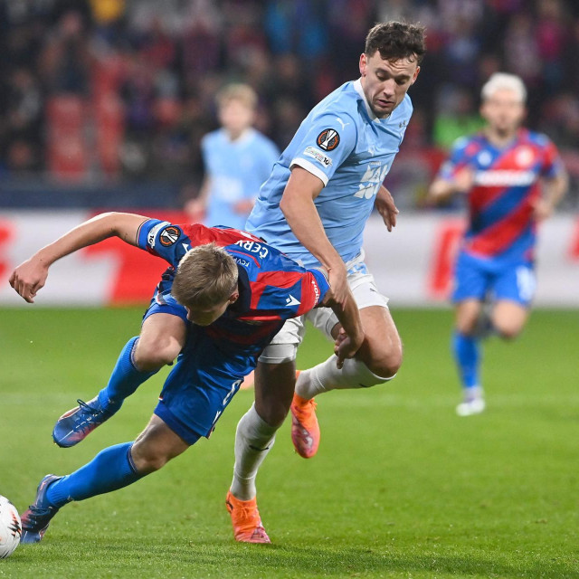 Lukas Cerv iz Viktorije Plzen i Malmöv branič Colin Rosler 