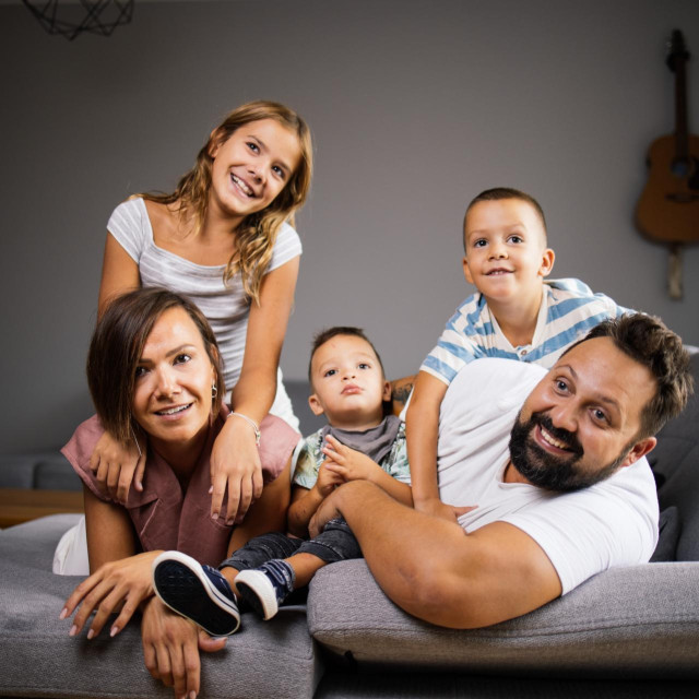 Mario Mihelj sa suprugom Sarom i troje djece - Hanom, Grgom i Rudijem