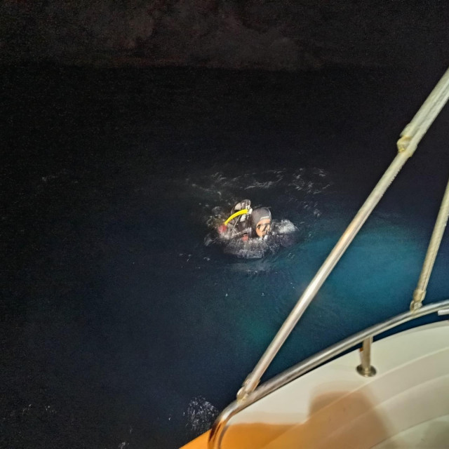 Izvlačenje tijela iz mora kod Senja, na fotografiji pripadnik HGSS-a