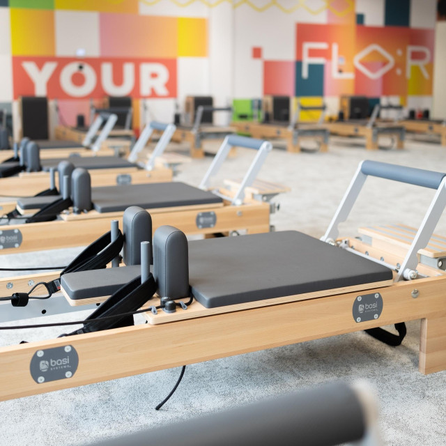 Interijer spaja prozračnu bjelinu i prirodno drvo s pažljivo odabranim teksturama uz kolorističke naglaske