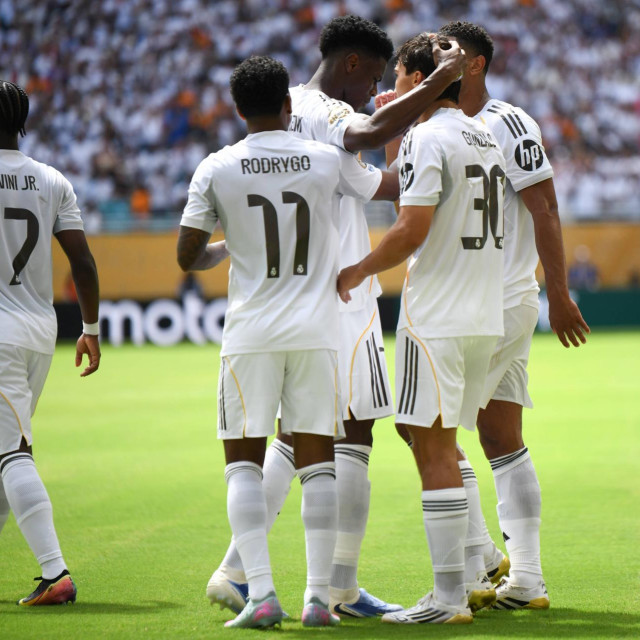 Rodrygo u proslavi pogotka sa suigračima