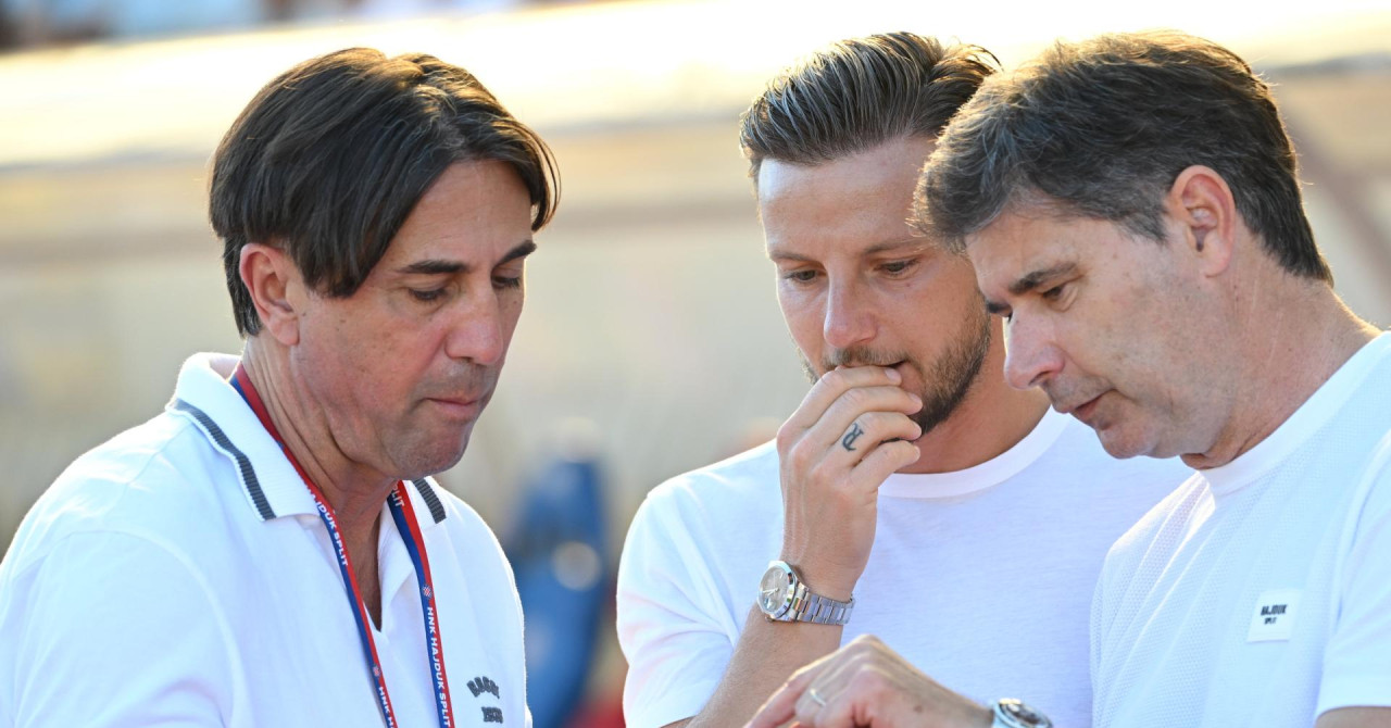 FOTO Lijep doček hajdukovaca u Vukovaru, Vučević dobio poseban poklon: Pogledajte što piše na vodotornju