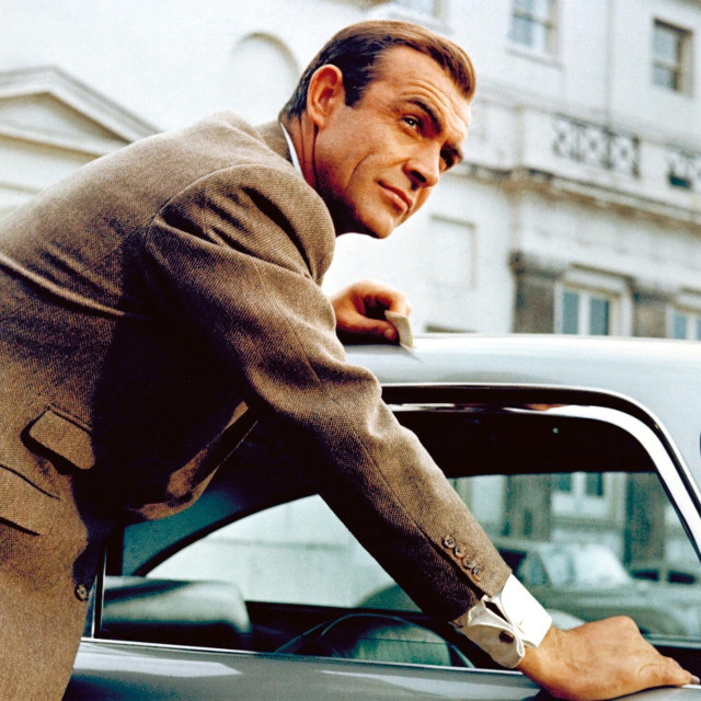 Sean Connery kao James Bond uz svoj Aston Martin 