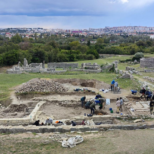 Neobično je da su našli kosti dvoje ljudi, jer po rimskim zakonima pokojnike su pokapali isključivo izvan gradskih zidina.
