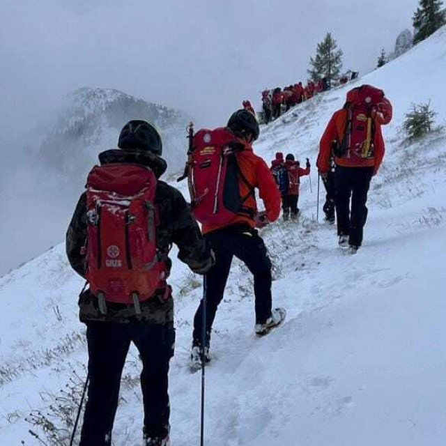 Pripadnici Slovenske gorske službe spašavanja u potrazi za hrvatskim planinarima