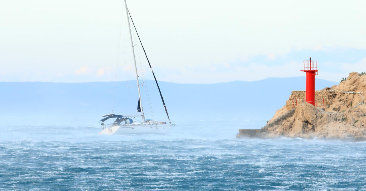 HAK: Prometne nesreće i vjetar ometaju promet