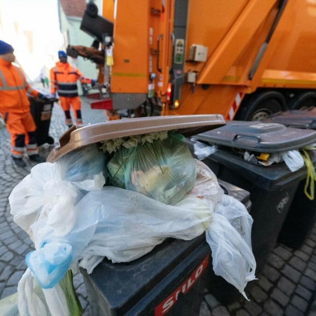 Komunalni radnici u Njemačkoj nerazvrstane kante ne odvezu, nego označe crvenom naljepnicom. Ako se to nastavi, stiže kazna (ilustracija) 