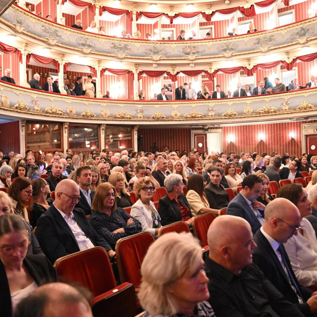 Ispunjeni HNK na premijeri