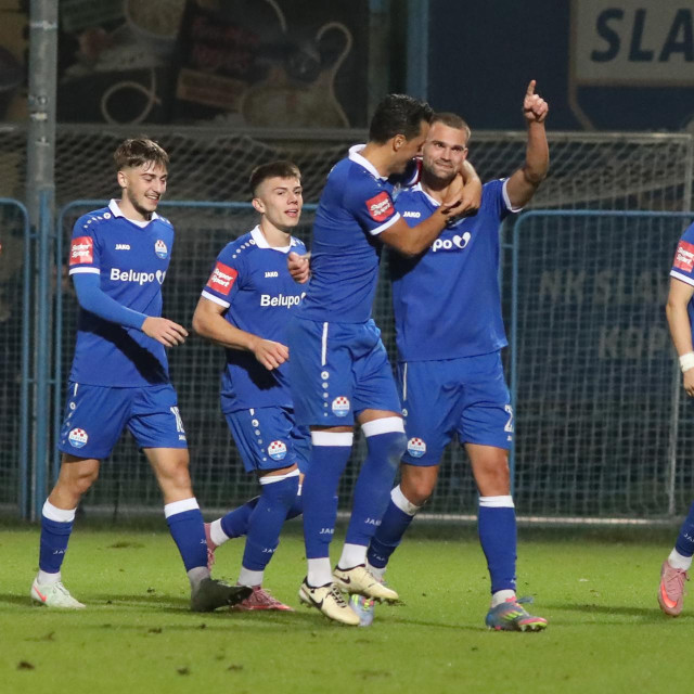 Ante Šuto sa suigračima slavi pogodak protiv Osijeka