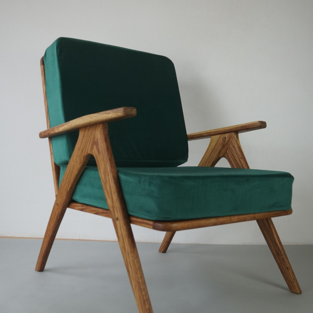 Stolica u mid-century stilu izrađena od hrastovog drva, s tiplama od orahovine