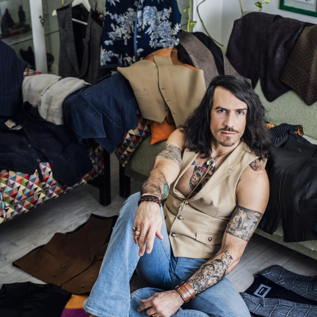 Iako u njegovom ormaru ima svega, najbrojniji su prsluci 