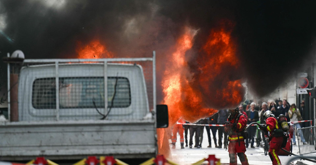 Zapalio se kombi u blizini ureda francuskog premijera, vatrogasci pokušavaju ugasiti požar