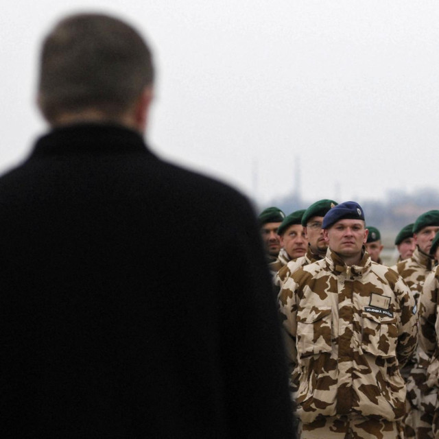 Robert Fico i slovački vojnici
