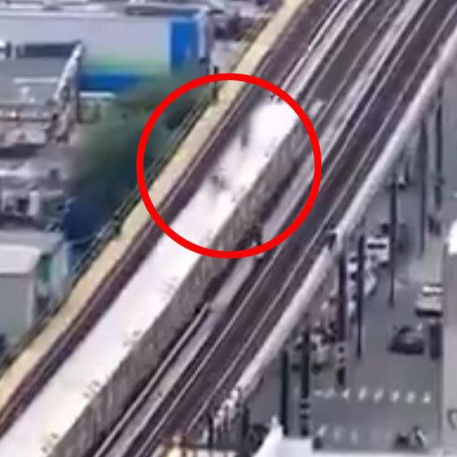 Djeca ‘surfaju‘ na vlaku u New Yorku