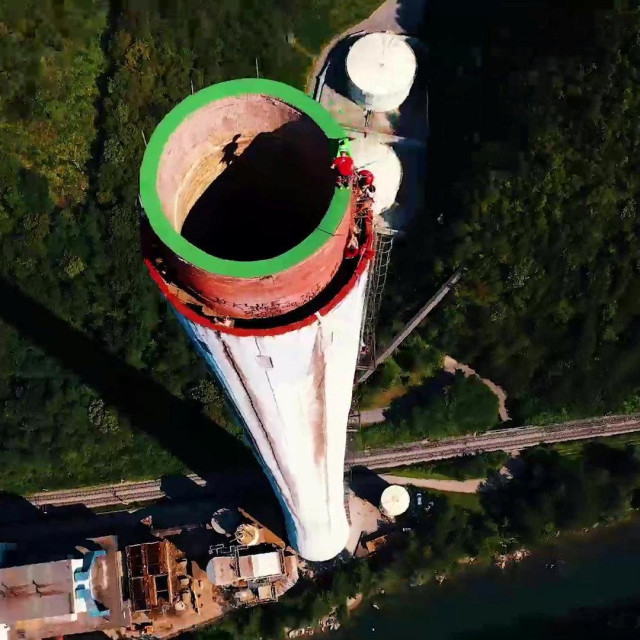 Pogleda na 360 metara visoki dimnjak bivše termoelektrane Trbovlje u Sloveniji. Ova elektrana na ugljen prestala je s radom 2016. godine
