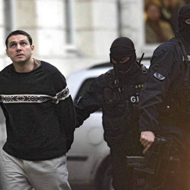 Lionel Dumont snimljen 2005. prilikom privođenja na suđenje zbog sudjelovanja u nizu oružanih pljački 1996.