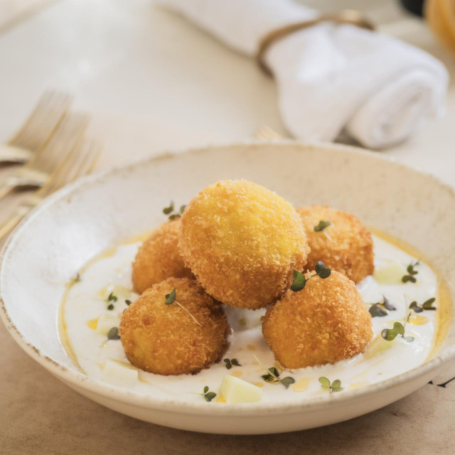 Pohana cvjetača na podlozi od grčkog jogurta