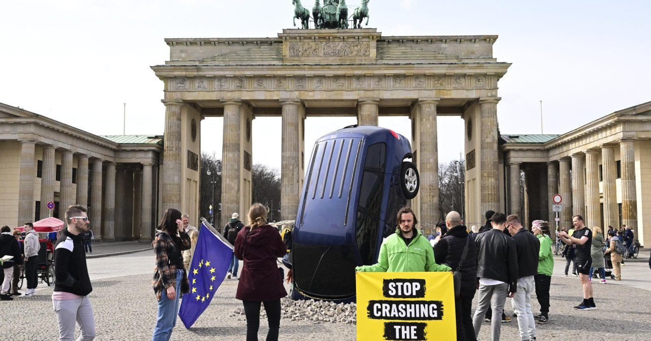 Desnica v Evropskem parlamentu zahteva ukinitev prepovedi prodaje vozil na bencin in dizel