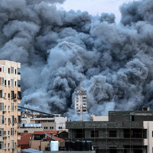 Arhivska fotografija: Oblak dima uzdiže se iznad zgrada u gradu Gazi 7. listopada 2023.