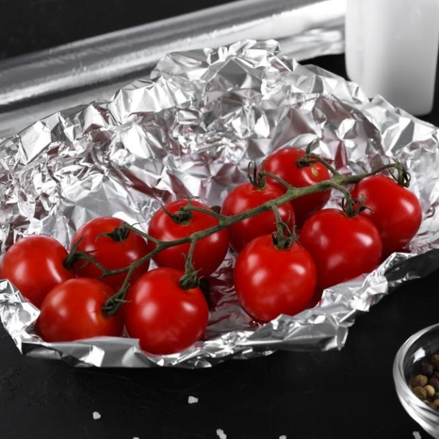 Rajčica, limunov sok, ocat ili kiseli krastavci mogu ‘izvući‘ aluminij iz folije