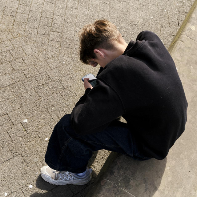 Istraživanje pokazuje i da 69 posto dječaka redovito vidi objave koje promoviraju rodne uloge na problematičan način – primjerice tvrdnje da djevojke koriste izgled kako bi postigle ciljeve ili da preferiraju „određenu vrstu muškaraca“