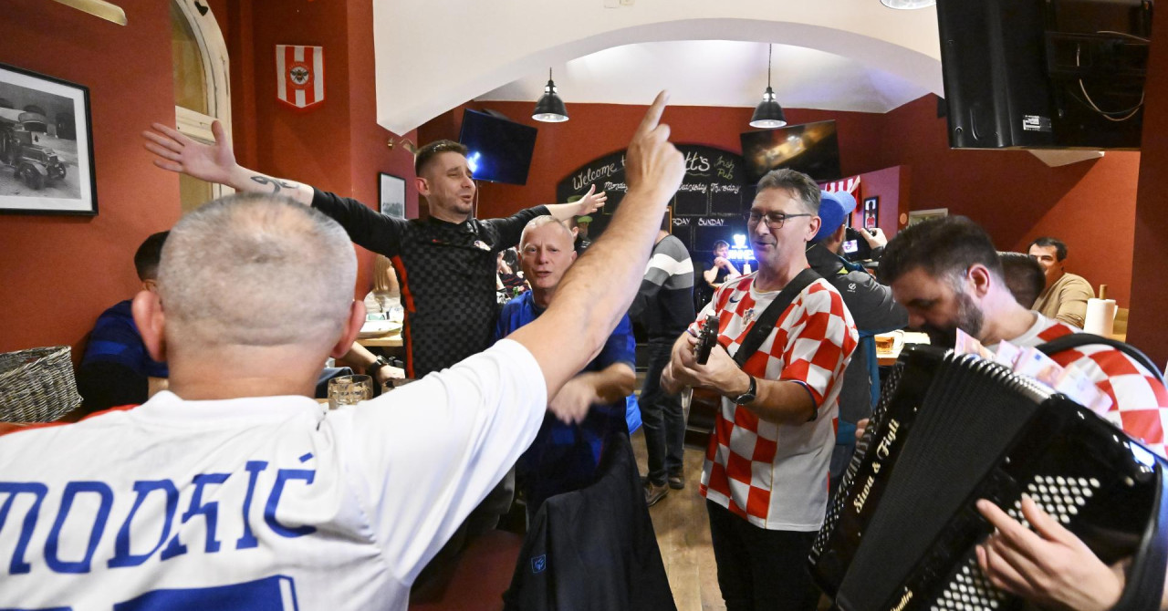 FOTO Počelo je zagrijavanje! Hrvatski navijači okupirali praške pivnice: ‘Idućeg ljeta će se dizati krediti za Ameriku‘