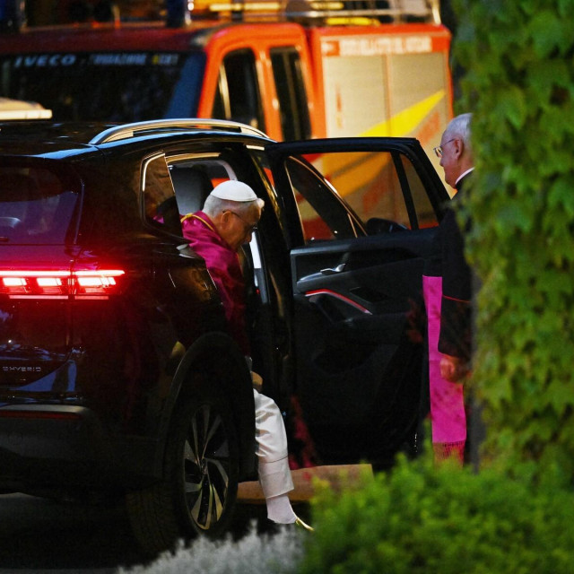 Papa Lav XIV u VW Tiguanu