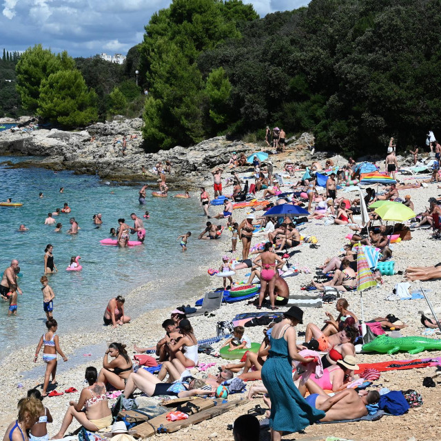 Turisti na plaži u Puli