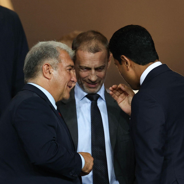 Predsjednik Barcelone Joan Laporta, predsjednik UEFA-e Aleksander Čeferin i predsjednik PSG-a Nasser Al-Khelaifi