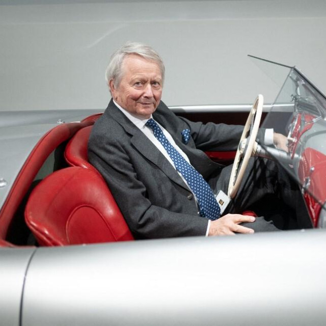 Wolfgang Porsche u svojem Porscheu 356 Roadsteru iz 1948.