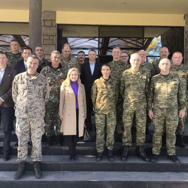 Petir i Troskot na fotografiji s polaznicima 28. naraštaja