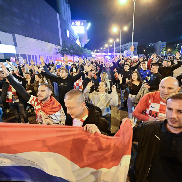 Hrvatski navijači dolaze pod policijskom pratnjom iz centra grada na stadion Fortuna Arena
