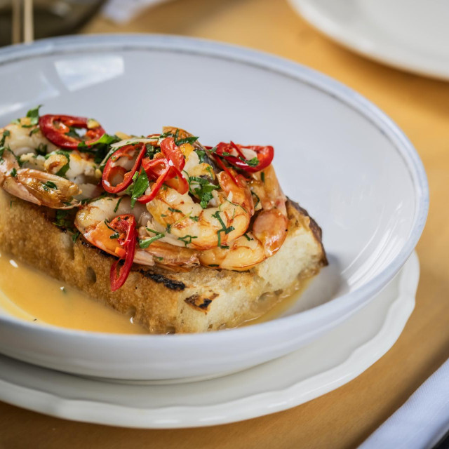 Kozice poslužene na domaćoj focacciji s maslacem od čilija i češnjaka prošlogodišnji su favorit koji se vratio i sada je ponovno dio jesenskog menija