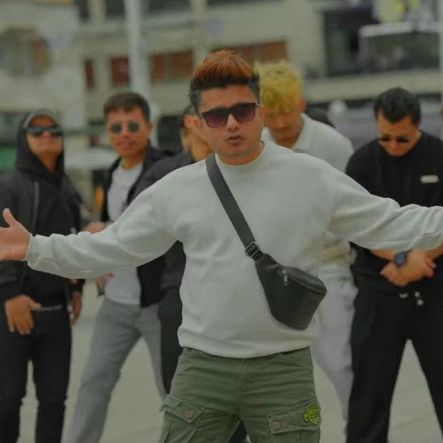 Prizor iz spota za pjesmu ”AATMA KO JWALA”