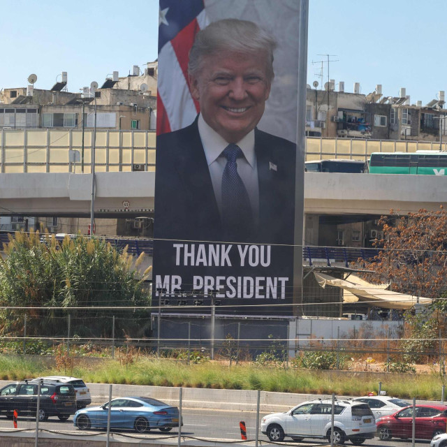 Plakat zahvale Donaldu Trumpu zbog njegove uloge u postizanju dogovora u Gazi