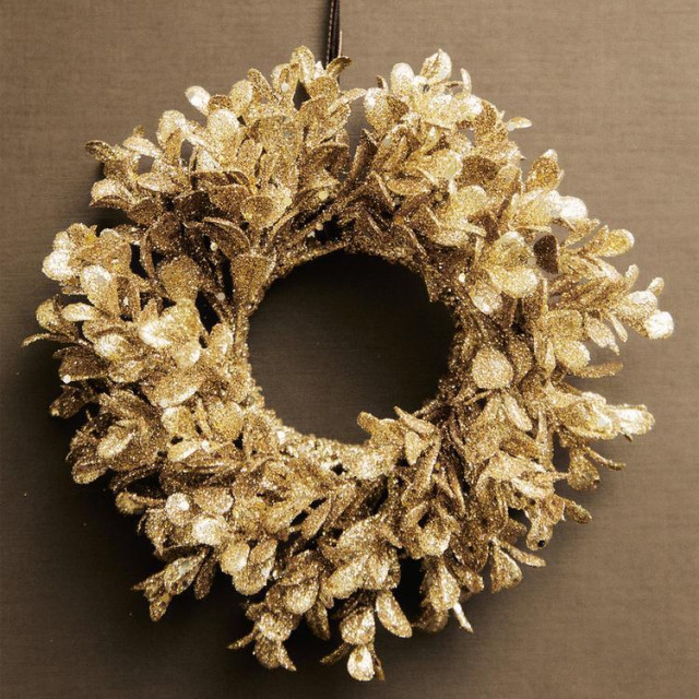 Zara Home ukrasni božićni vijenac za vrata ukrašen svjetlucavim lišćem (8,99 eurua)