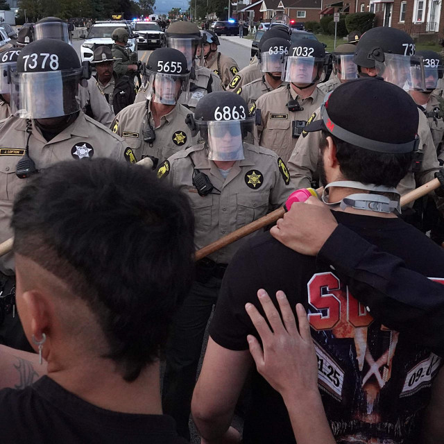 Policija se suočava s prosvjednicima tijekom prosvjeda ispred centra za obradu i pritvor imigracijskih zahtjeva 11. listopada 2025. u Broadviewu, Illinois.

Demonstracije se održavaju ispred centra već nekoliko tjedana dok je u tijeku Trumpova administracija Operation Midway Blitz, uhićenja i pritvaranja imigranata na području Chicaga.