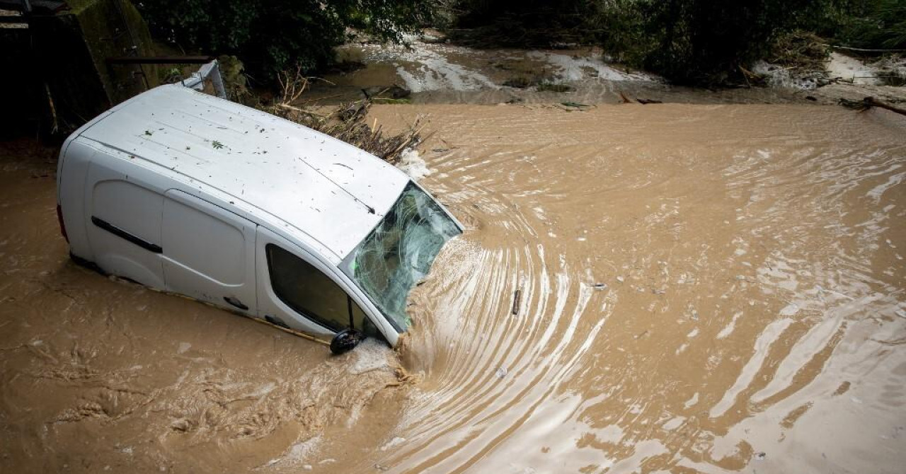 VIDEO Nestvarne scene bujica koje nose sve pred sobom: Ljudi zarobljeni u autima, vlasti poslale apel - ‘Ne izlazite!‘