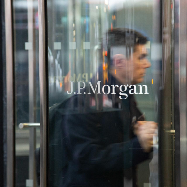  

Logotip J.P. Morgana na ulazu u zgradu u Midtown Manhattanu u New Yorku