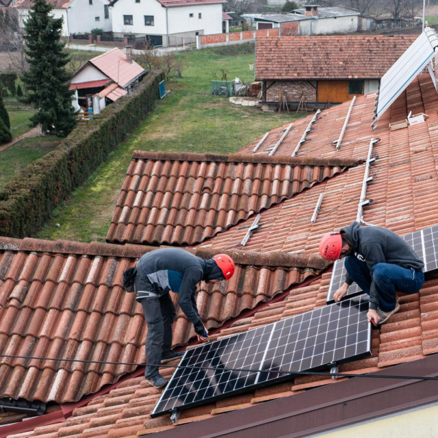 Postavljanje solarnih panela na privatnu kuću/ Ilustrativna fotografija