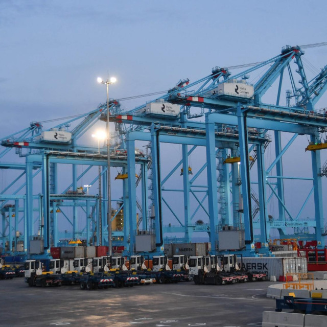 Da bi postala istinska ”jadranska vrata”, Rijeka još mora riješiti uska grla u željezničkoj mreži, na čemu država već radi kroz partnerstvo HŽ Infrastrukture s Ministarstvom mora, prometa i infrastrukture, te osigurati stabilne logističke tokove i privući dodatne investicije