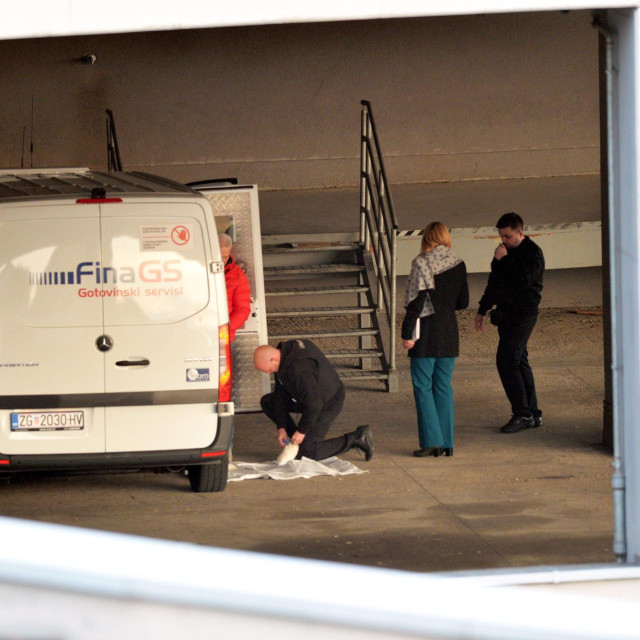 U garazi shopping centra ZTC na Krnjevu opljackan kombi FINA-e. 