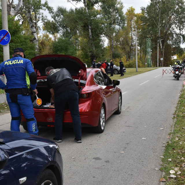 Policija u subotu na ulazu u Poloj
