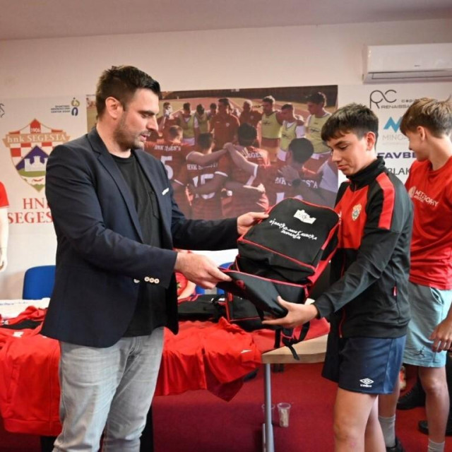 Župan ivan Celjak uručuje sportsku opremu mladim nogometašima Segeste